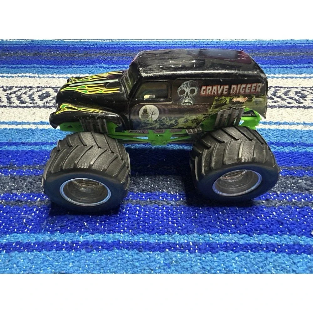 Mattel 2004 Grave Digger Diecast Body 1/24 Hot Wheels Vintage Car Monster Jam